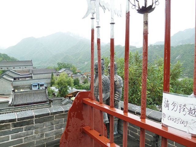 جولي في سور الصين العظيم وتأملي إرادة الإنسان اللامتناهية