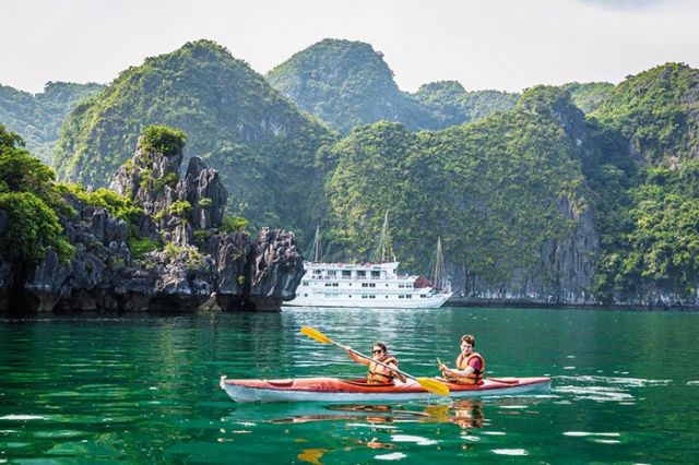 الكاياك في خليج ها- لونغ في فيتنام