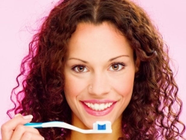 إليك أسهل وأسرع طريقة لتنظيف فرشاة أسنانك