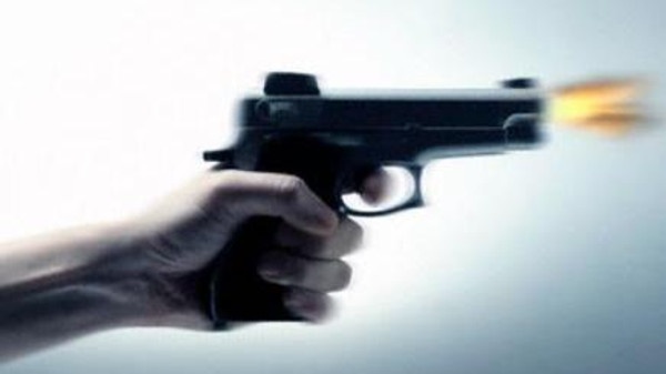 رضيع يقتل أمه بالرصاص! هل يعقل؟