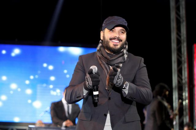 بالصور.. رامي عياش يتأخر بسبب قفازات اليدين ويغني للعندليب وعدوية