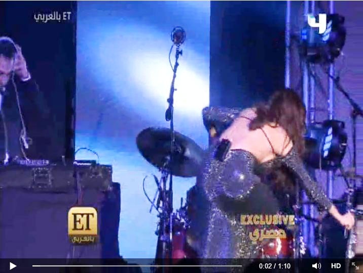 بالفيديو- لقطات لم تعرض لوقوع إليسا على المسرح وردة فعل شقيقها، وهيفاء وهبي لم تقع!