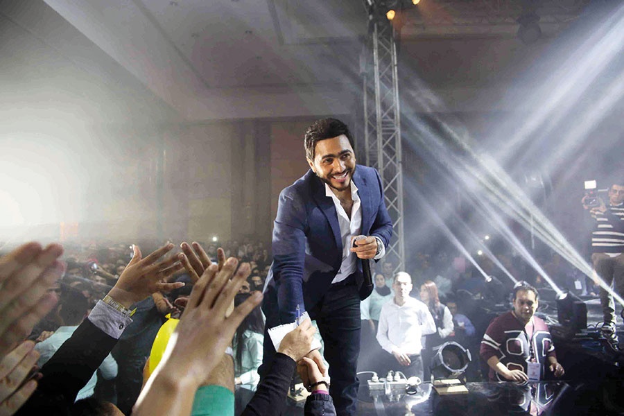 لمن نزل تامر حسني من المسرح؟