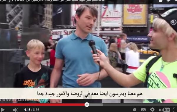 بالفيديو- شاب مسلم تنكر بهيئة شاب اشقر وسأل الامريكيين عن الاسلام، استمعوا إلى ردود أفعالهم!