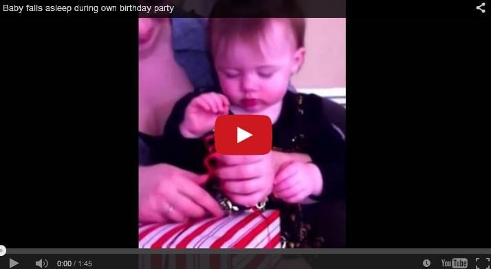 بالفيديو- شاهدوا ماذا فعلت هذه الأم لمقاومة نوم طفلتها في عيد ميلادها الأول