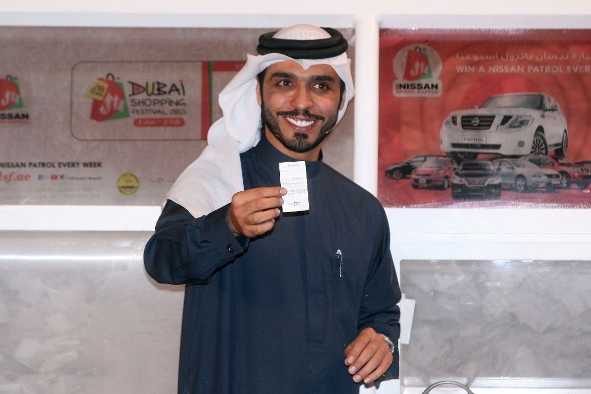 يحدث في دبي... طاه هندي يشحن رصيد هاتفه فيربح سيارة فاخرة