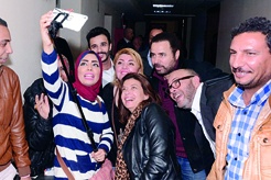  سيلفي منال سلامة ومها أحمد وبعض الحضور