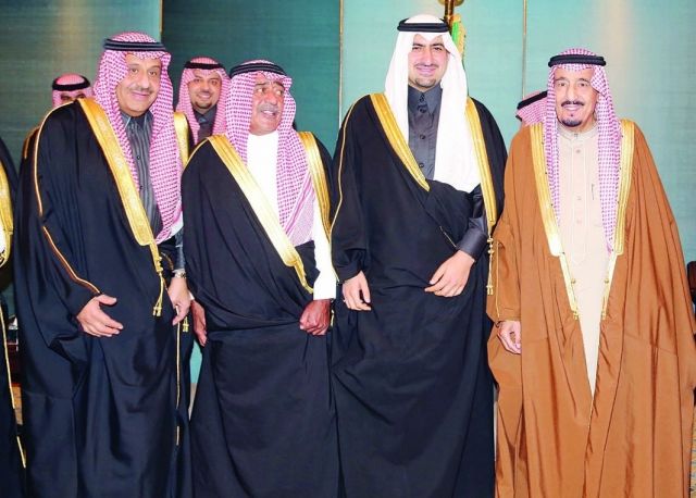 الأمير سلمان بن عبد العزيز والعريس الأمير عبد الله بن خالد بن سلطان و الأمير مقرن بن عبد العزيز ووالد العريس الأمير خالد بن سلطان