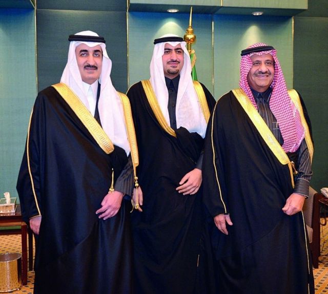 العريس الأمير عبد الله بن خالد بن سلطان يتوسط والده الأمير خالد بن سلطان ووالد العروس الأمير خالد بن سعود