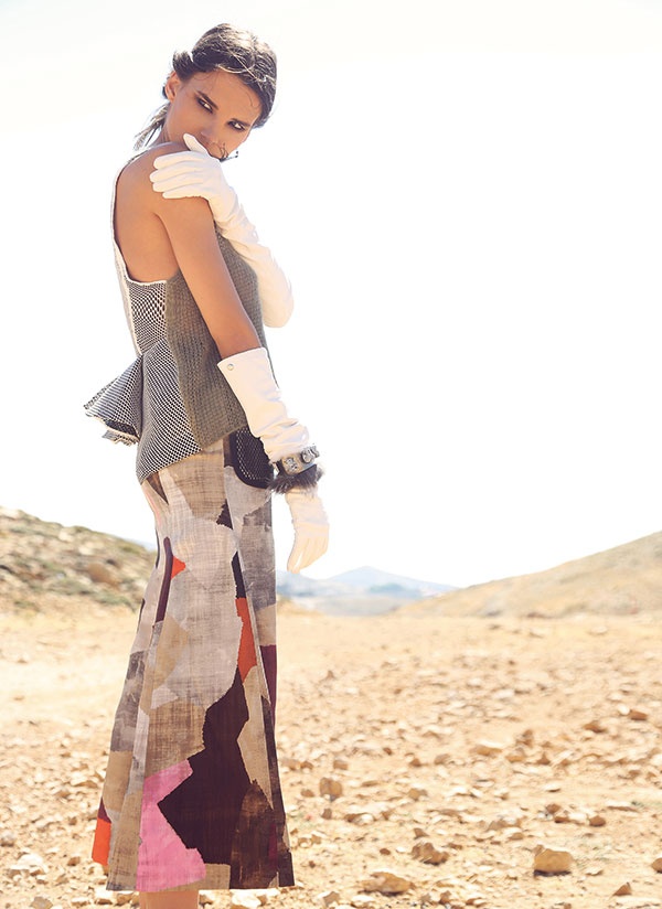 تنورة طويلة مرقعة وتوب من الصوف والنيوبرين، وقفازات من الجلد الأبيض وسوار. 
الكل من Fendi.
