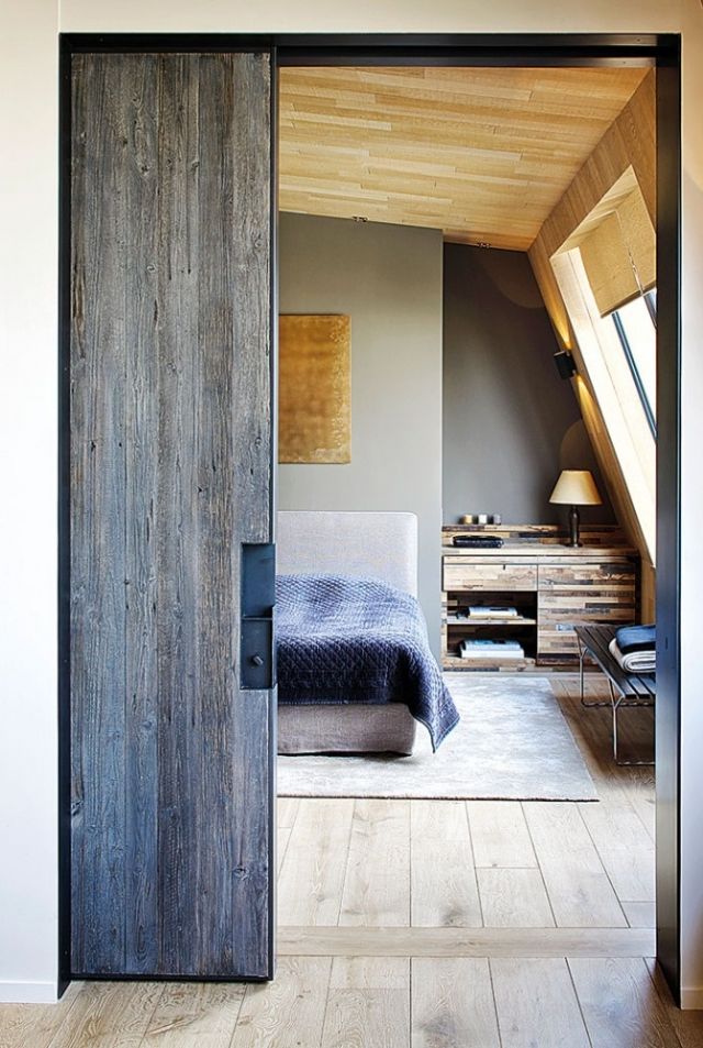 مشهد من غرفة نوم يغلب فيها اللون الرمادي