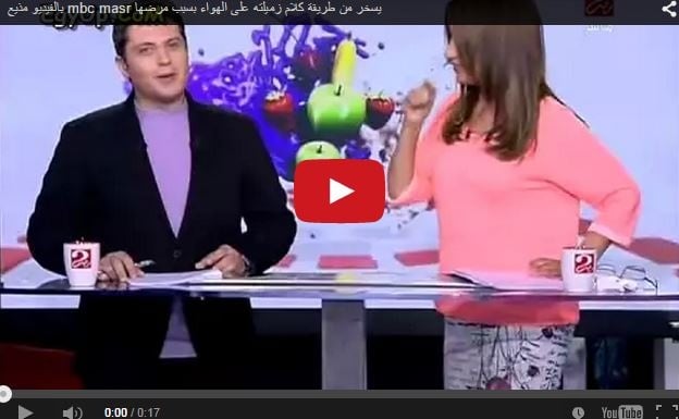 بالفيديو.. مذيع mbc يسخر من زميلته على الهواء