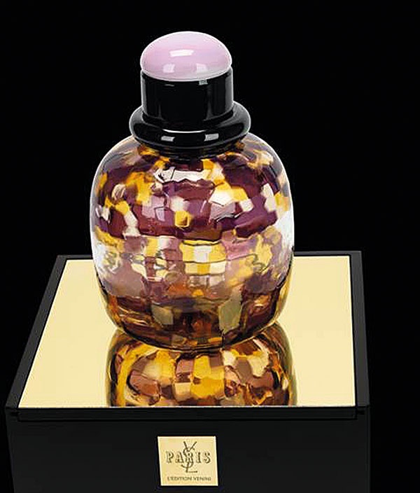 Paris L'édition Venini منحوتة تحية إلى عطر Paris من YSL