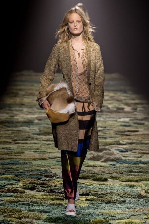 عرض Dries Van Noten لربيع وصيف 2015