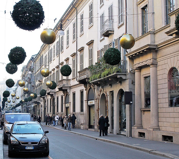 فيا مونتينابوليون Via Montenapoleone في ميلانو في إيطاليا فيا مونتينابوليون Via Montenapoleone في ميلانو في إيطاليا