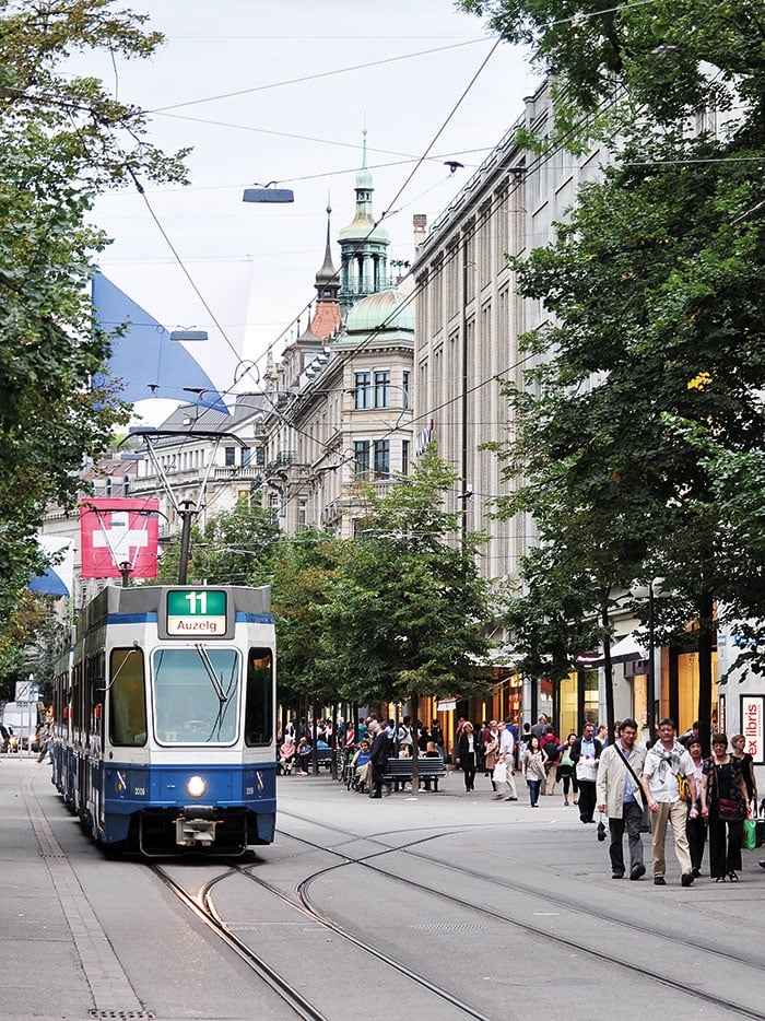شارع باهنهوف Bahnhofstrasse في زوريخ في سويسرا شارع باهنهوف Bahnhofstrasse في زوريخ في سويسرا