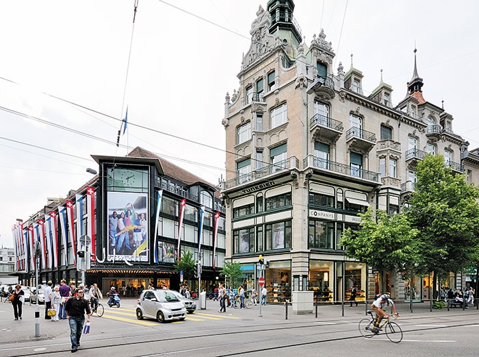 شارع باهنهوف Bahnhofstrasse في زوريخ في سويسرا شارع باهنهوف Bahnhofstrasse في زوريخ في سويسرا