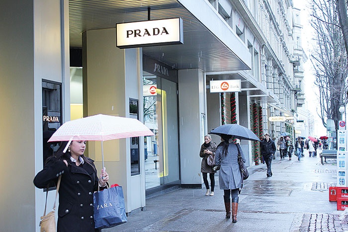 شارع باهنهوف Bahnhofstrasse في زوريخ في سويسرا شارع باهنهوف Bahnhofstrasse في زوريخ في سويسرا