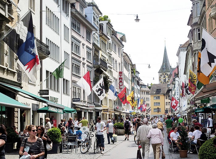 شارع باهنهوف Bahnhofstrasse في زوريخ في سويسرا شارع باهنهوف Bahnhofstrasse في زوريخ في سويسرا
