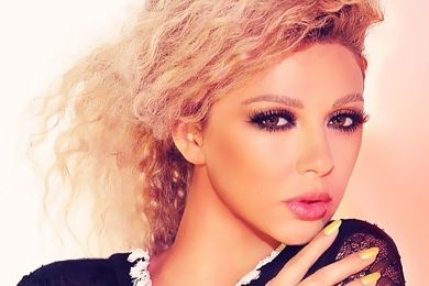 صورة من المستشفى- زوج ميريام فارس ممسكاً يدها وعائلتها إلى جانبها