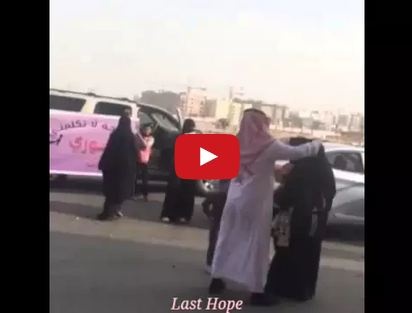 بالفيديو - عائلة تفاجئ إبنتهم عند باب الكلية بفرحة تخرجها...