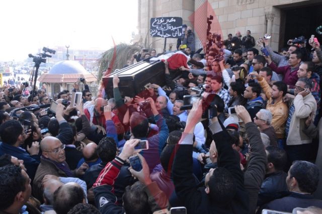 بالصور في جنازة فاتن حمامة: الآلاف يودعون سيدة الشاشة العربية والنجوم يفشلون في الوصول