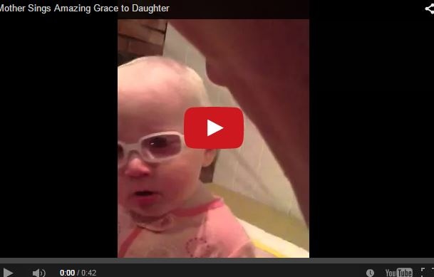 بالفيديو- ماذا فعلت هذه الطفلة عندما سمعت أمها تغنّي؟