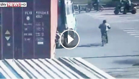 إذا كنت تظن انك شخص محظوظ، فعليك أن تشاهد هذا الفيديو!