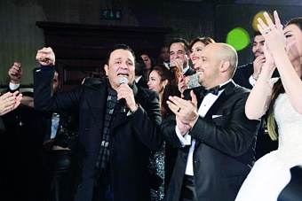 محمد فؤاد يغني للعروسين