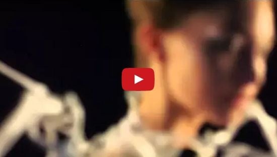 بالفيديو - موضة المستقبل.. لباس عنكبوت يدافع عنك!!