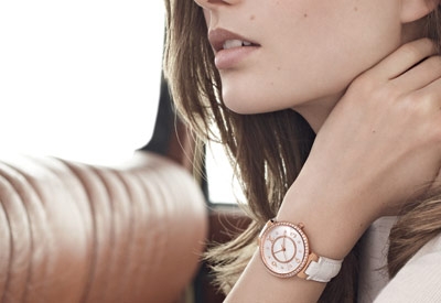 أنوثة مطلقة مع ساعة Tambour Monogram 