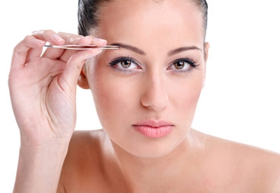 نسّقي حاجبيك