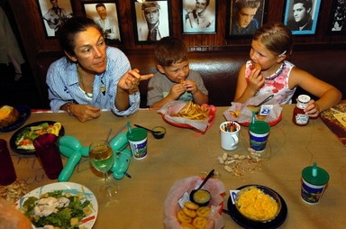 العشاء في المطعم مع أطفالي