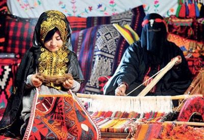 سيدات يحترفن من منازلهن الأشغال اليدوية وينتظرن انفراج أزمة تسويقها