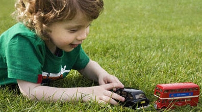 ابني لا يعرف اللعب وحده