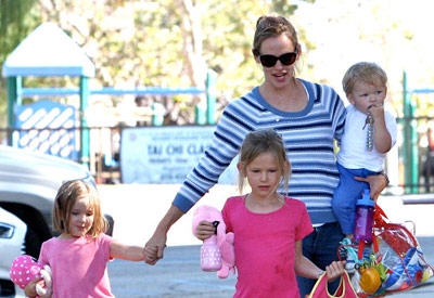 جنيفر غارنر تمضي وقتها في الحديقة مع أطفالها