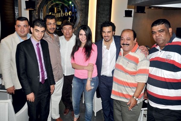 مشاهير يشاركون أول سيدة حكم كرة قدم افتتاح مطعمها