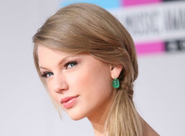 <strong>8</strong> طرق أنيقة ومرحة لربط الشعر