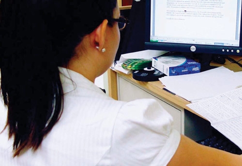 من حق الأرملة الخروج لعملها أثناء العدة ولا يجوز منع زواجها بعد انقضائها