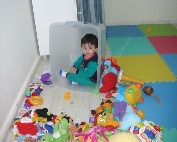 طفلي لا يحب اللعب وحده	