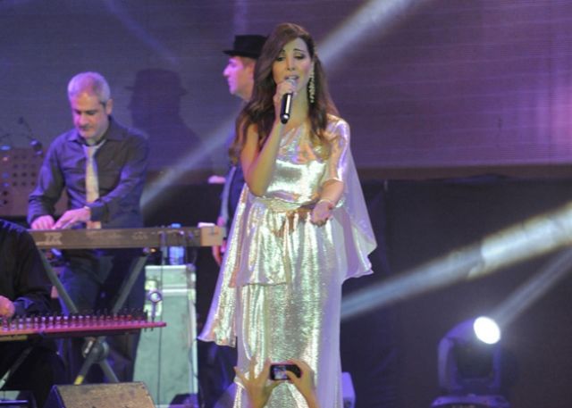 نانسي عجرم  تملك المسرح في أسواق بيروت