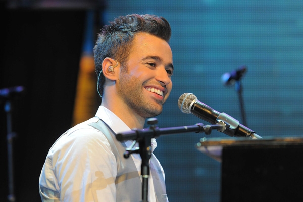 أنطوني توما يغنّي بـ 'اللبناني' في أسواق بيروت