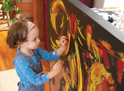 ابنتي ترسم بيديها الاثنتين