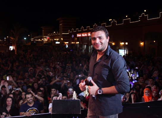 رامي صبري يغني لعمرو دياب ويعتذر للجمهور