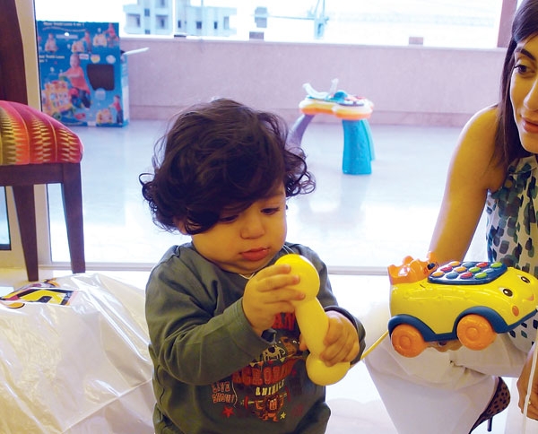 لا يعجبه العجب ويتذمّر من كل هداياه