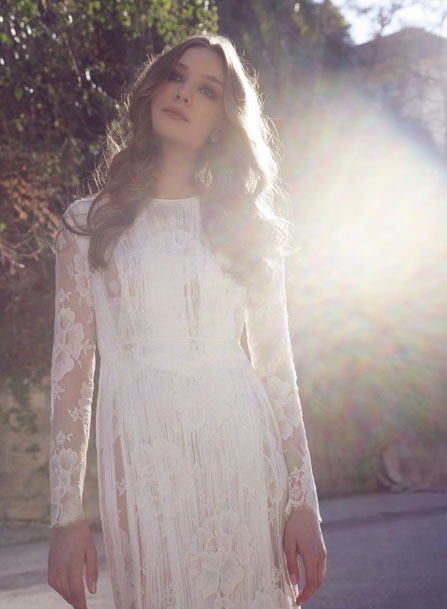 فستان من الدانتيل مع كشاكش بيضاء من Stella McCartney.