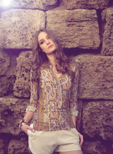 قميص مطبع من Isabel Marant وبنطلون قصير بيج من Acne لدى محلات بلام.