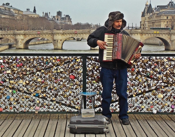 باريس وجسر الفنون بأقفاله رمز الحب الأبدي
