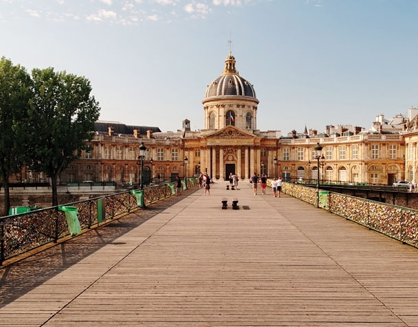 باريس وجسر الفنون بأقفاله رمز الحب الأبدي