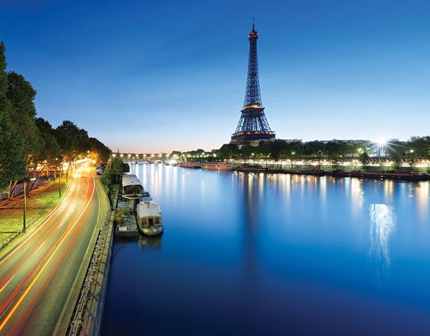 باريس وجسر الفنون بأقفاله رمز الحب الأبدي